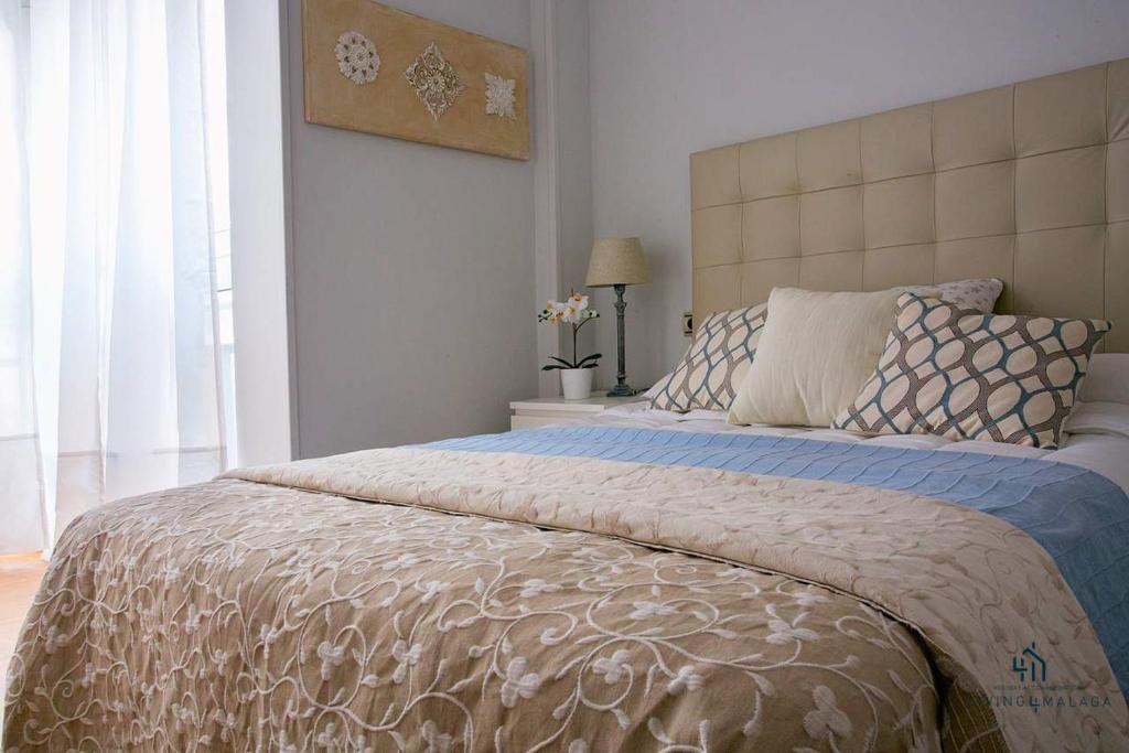 Posteľ alebo postele v izbe v ubytovaní Living4Malaga Reding Superior Apartment