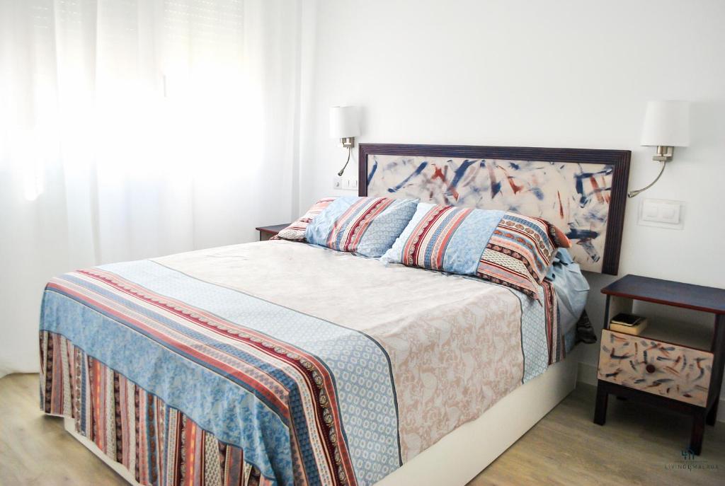 Posteľ alebo postele v izbe v ubytovaní Living4Malaga Reding Superior Apartment