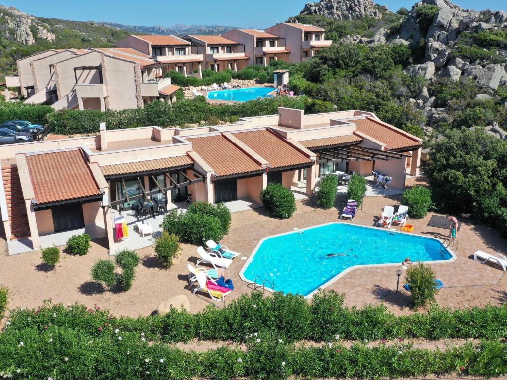 vista aerea di un resort con piscina di Holiday Home Villa 10 A by Interhome a Costa Paradiso