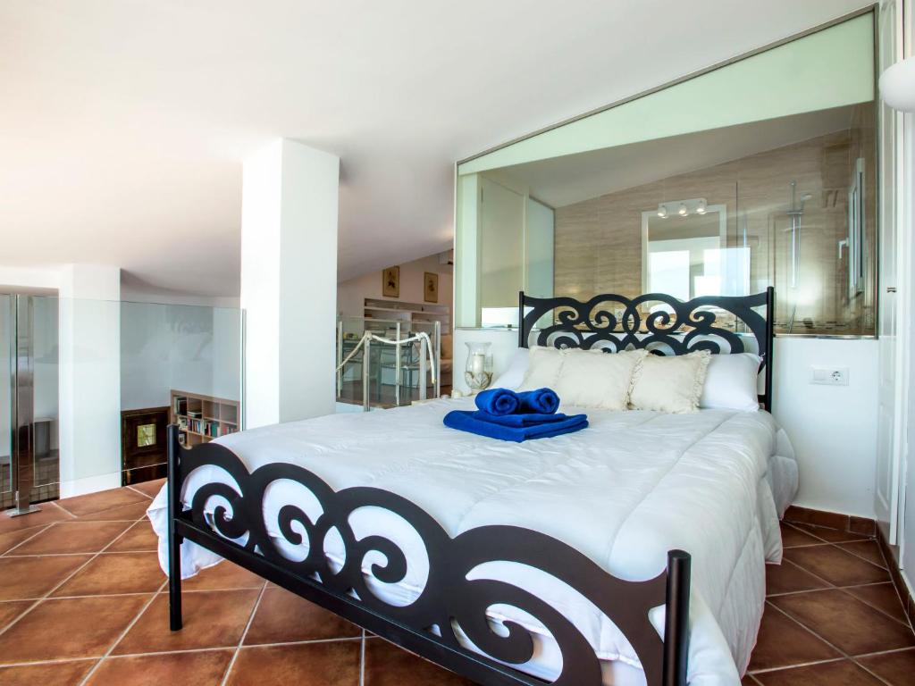 Posteľ alebo postele v izbe v ubytovaní Villa Villa El Paraiso al Mar Ambolo by Interhome