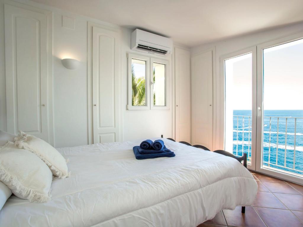 Posteľ alebo postele v izbe v ubytovaní Villa Villa El Paraiso al Mar Ambolo by Interhome