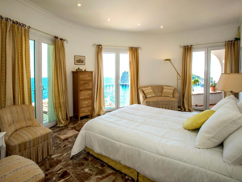 Posteľ alebo postele v izbe v ubytovaní Villa Villa El Paraiso al Mar Ambolo by Interhome