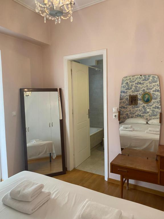 Posteľ alebo postele v izbe v ubytovaní Traditional And Spacious Apartment In Neo Psychiko