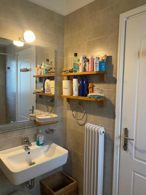 Kúpeľňa v ubytovaní Traditional And Spacious Apartment In Neo Psychiko