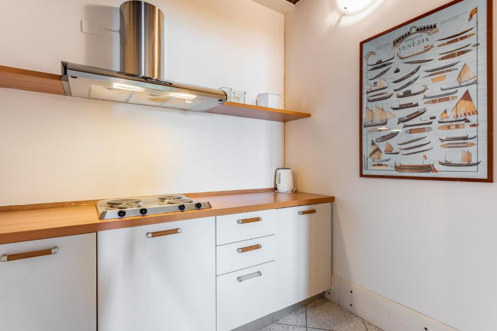 Kuchyňa alebo kuchynka v ubytovaní Molino Stucky Residence Burchiello Suite