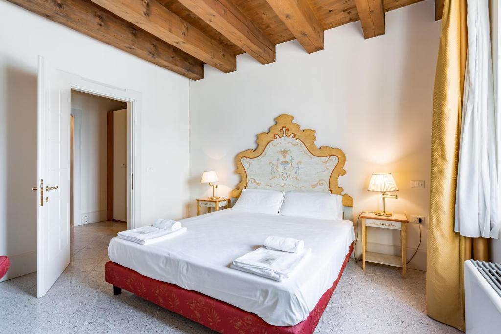 Posteľ alebo postele v izbe v ubytovaní Molino Stucky Residence Burchiello Suite