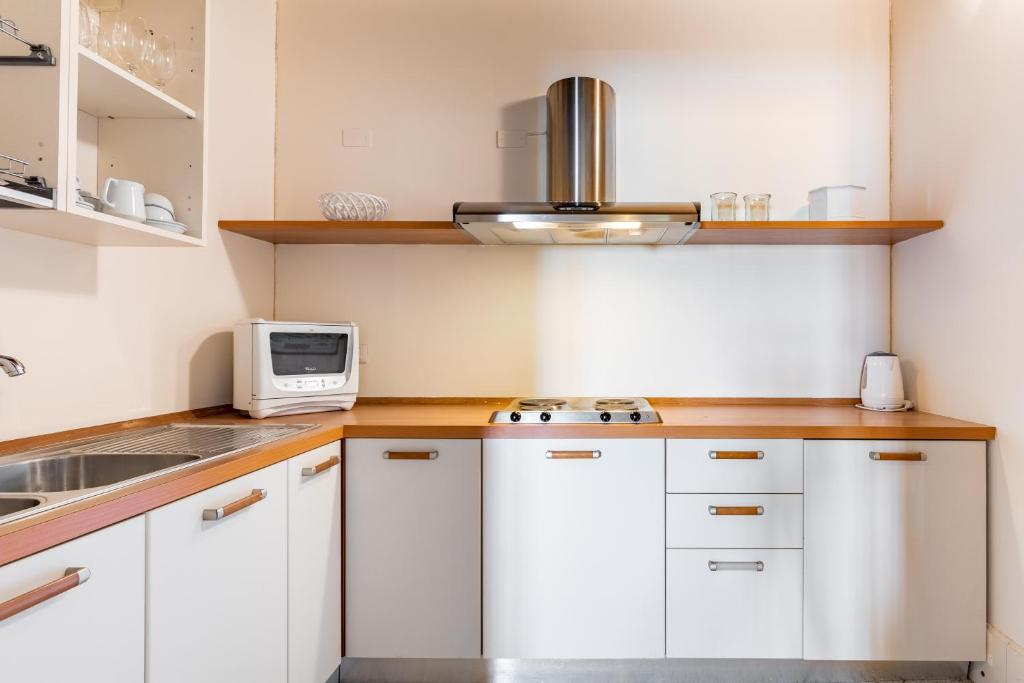 Kuchyňa alebo kuchynka v ubytovaní Molino Stucky Residence Burchiello Suite
