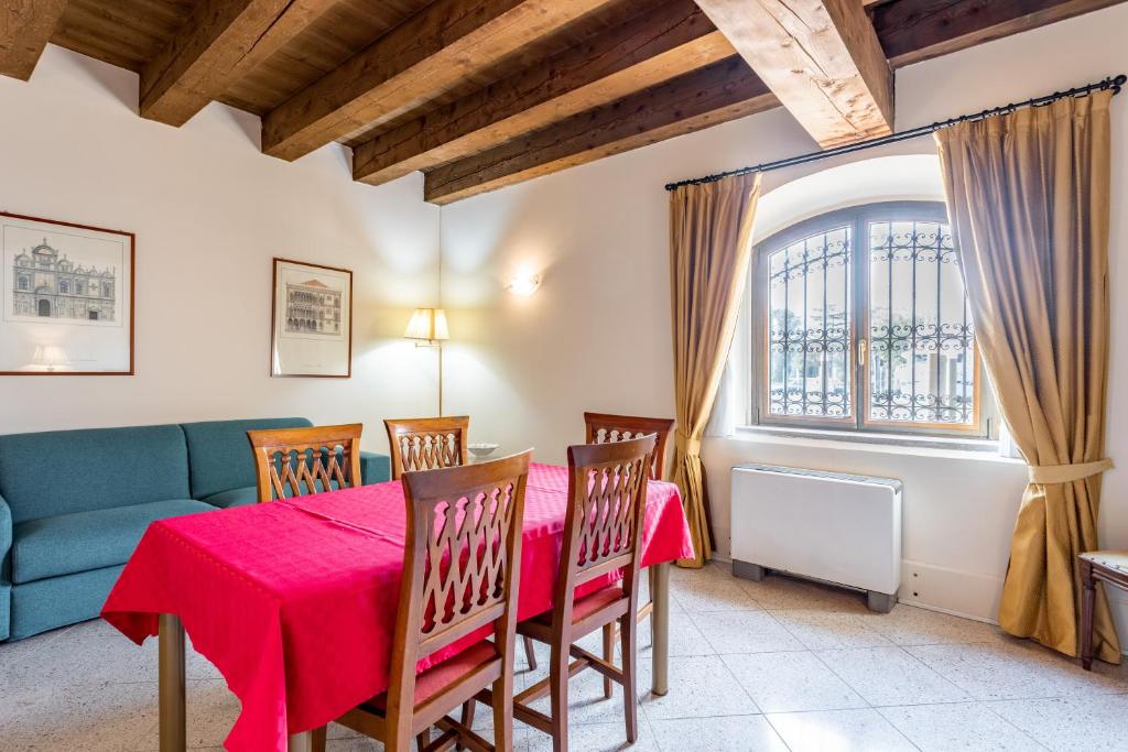 Posedenie v ubytovaní Molino Stucky Residence Burchiello Suite