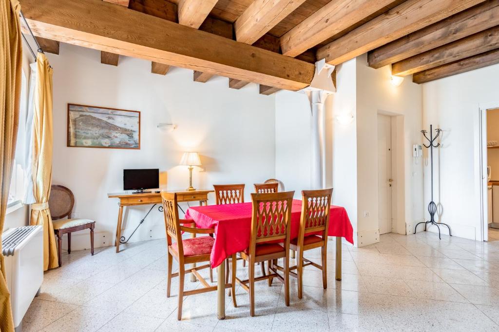 Televízia a/alebo spoločenská miestnosť v ubytovaní Molino Stucky Residence Burchiello Suite
