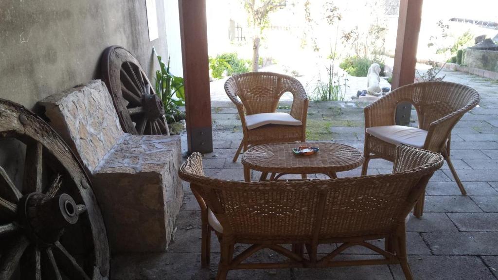 un gruppo di sedie e tavoli su un patio di Casa Michele a Pau