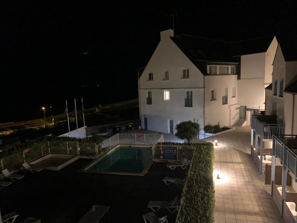 Bazén v ubytovaní DUPLEX VUE MER - Plage à 100m- 4 lits - parking sous sol alebo v jeho blízkosti