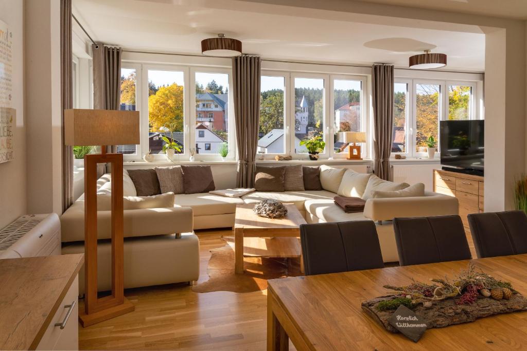 ein Wohnzimmer mit einem Sofa und einem Tisch in der Unterkunft Traum-Ferienwohnungen Georgenthal in Georgenthal