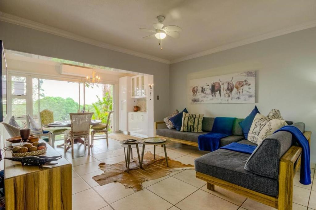 una sala de estar con un sofá y una mesa en The Bridge Apartments, Unit 34, en St Lucia