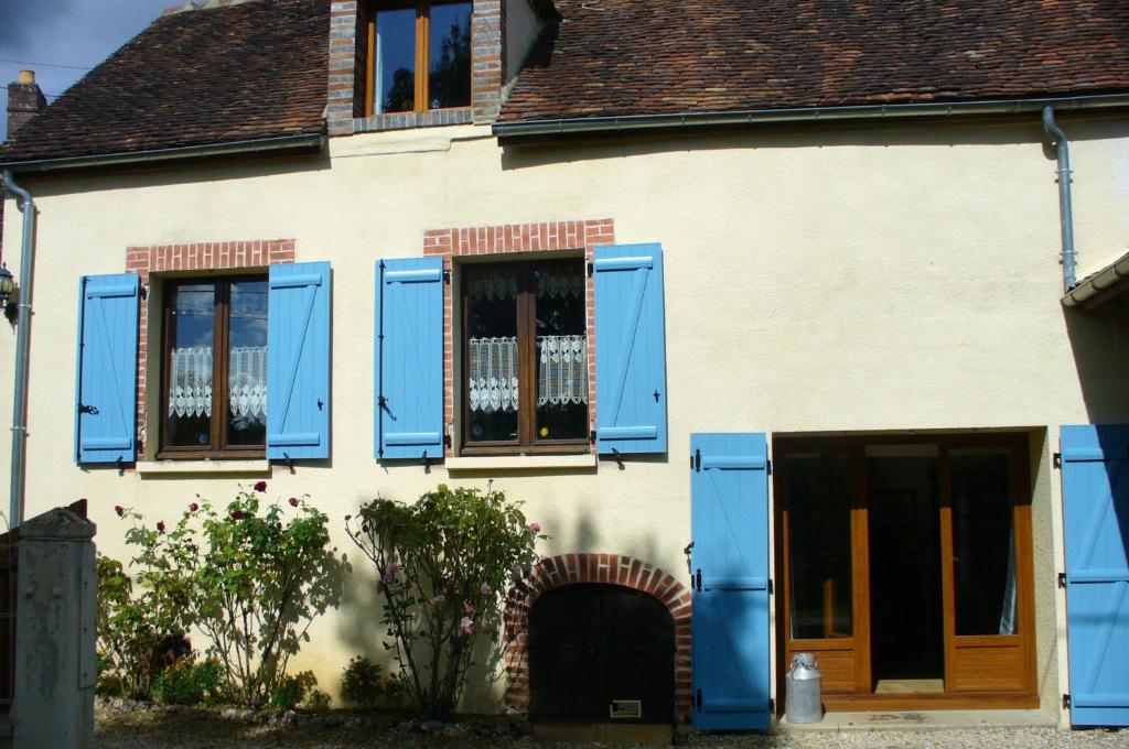 ein Haus mit blauen Fensterläden drauf in der Unterkunft Maison de 2 chambres avec jardin clos et wifi a Villeuneuve sur Yonne in Beaujard