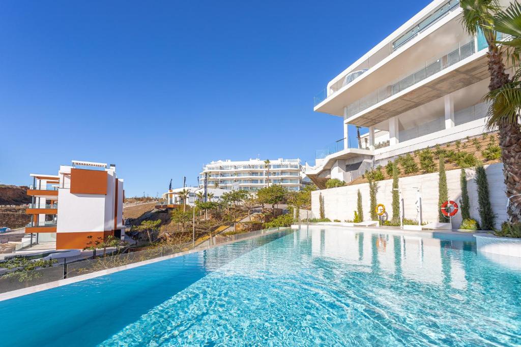 Bazén v ubytovaní Ensuite Deluxe Jacuzzi & Parking Privado alebo v jeho blízkosti