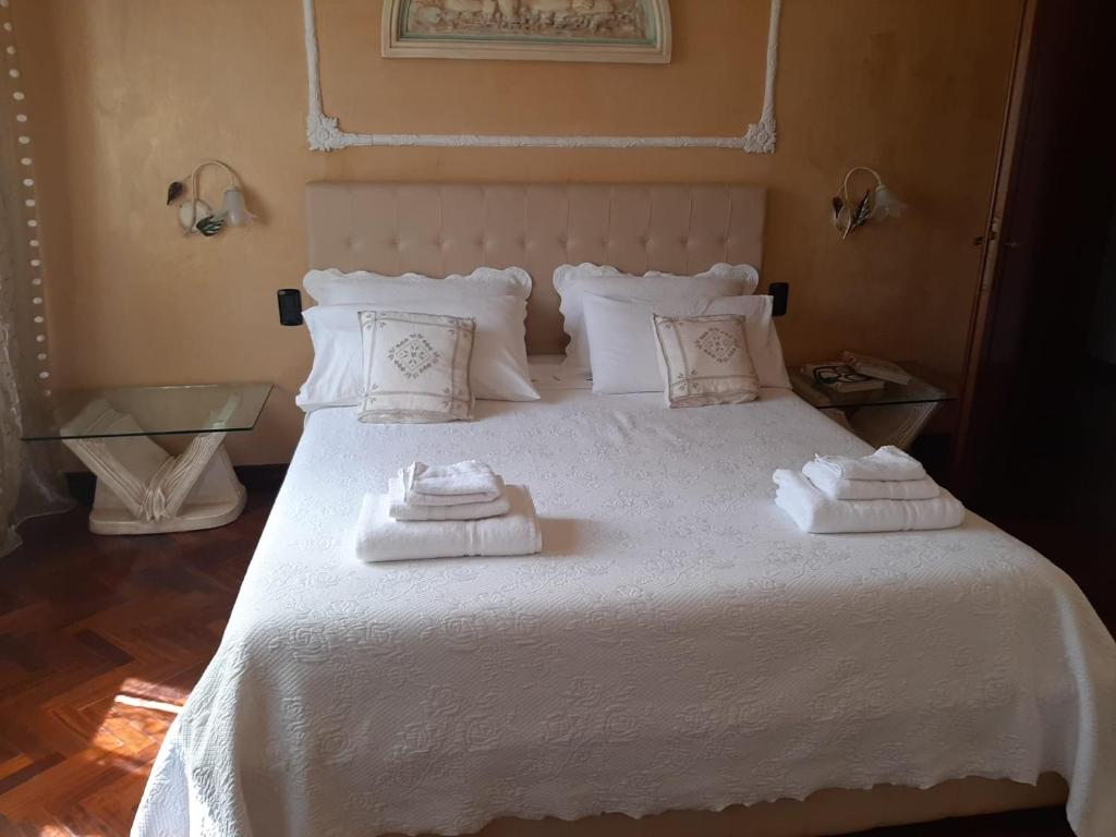 A bed or beds in a room at Kevin House