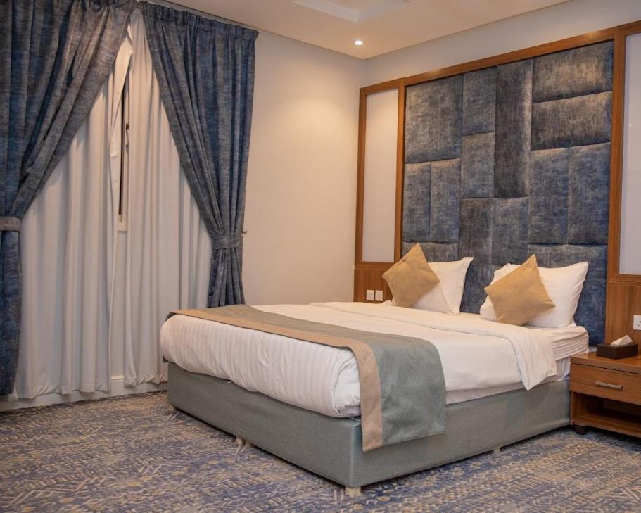 מיטה או מיטות בחדר ב-ال متعب سويتس اليرموك 2