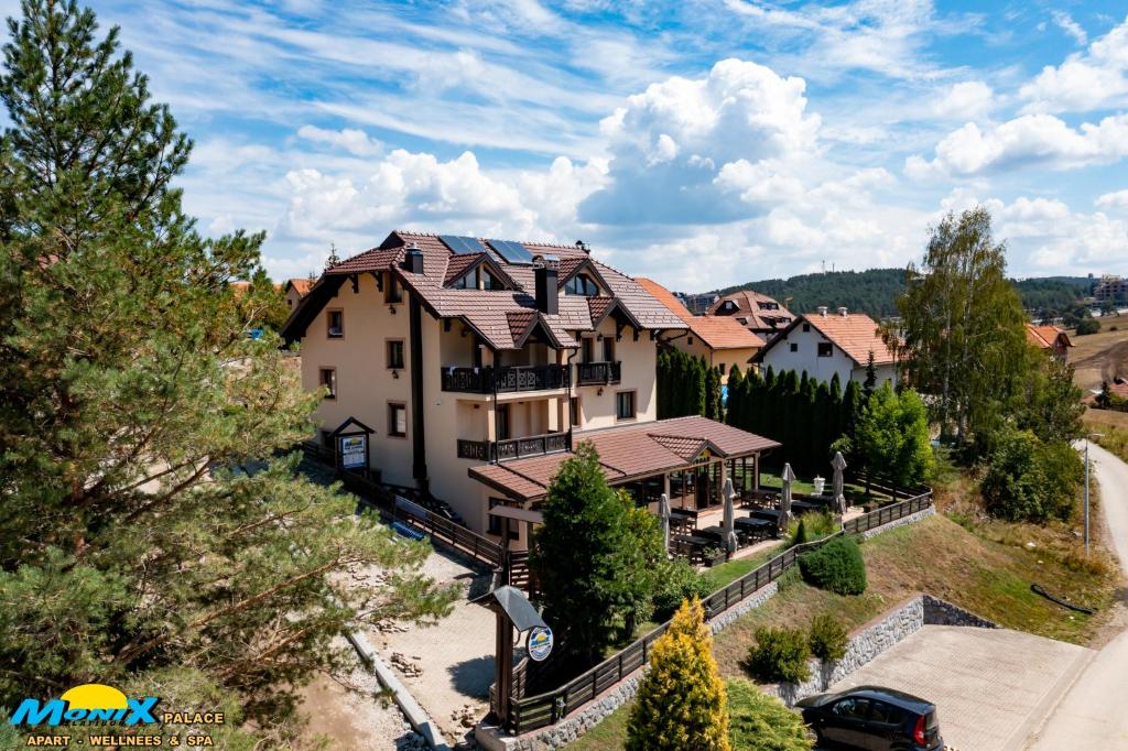 una vista aérea de una casa grande con entrada en Vila Monix Club Zlatibor, en Zlatibor