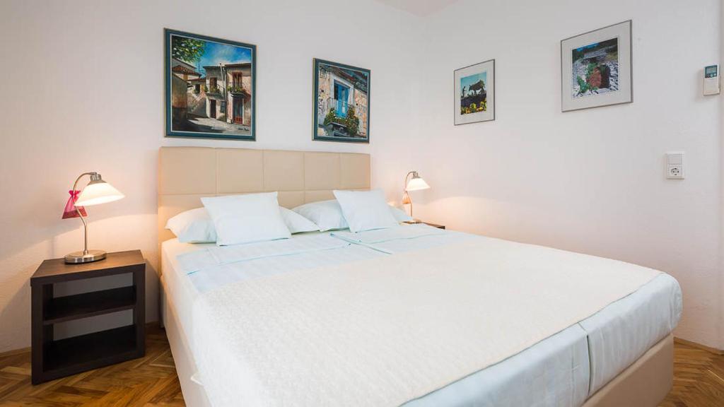 1 dormitorio con 1 cama blanca grande y 2 lámparas en Kazimir en Zavala