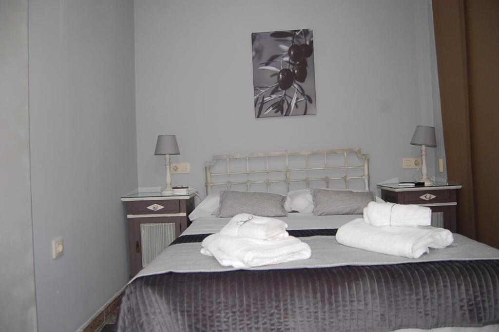 Posteľ alebo postele v izbe v ubytovaní Apartamentos Los Jardines& Parking