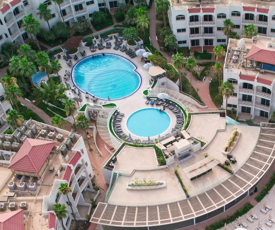 een uitzicht over een zwembad in een resort bij Argan Al Bidaa Hotel and Resort , Kuwait in Koeweit