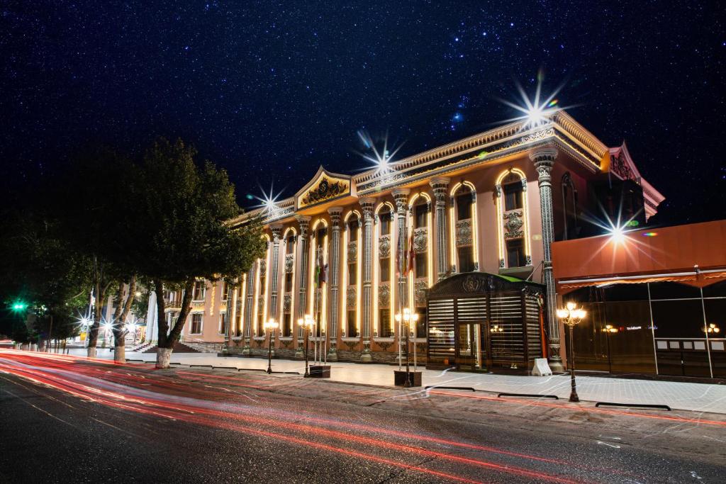 un bâtiment situé dans une rue de la ville la nuit dans l'établissement Golden Samarkand Hotel, à Samarcande