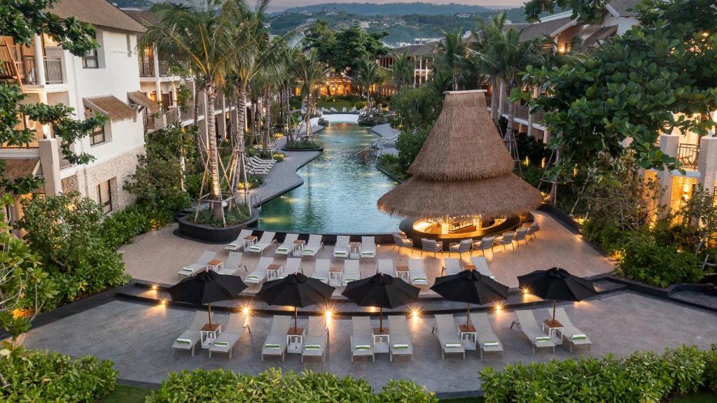 - une vue aérienne sur un complexe avec des tables et des parasols dans l'établissement Holiday Inn Resort Samui Bophut Beach, an IHG Hotel, à Bophut 