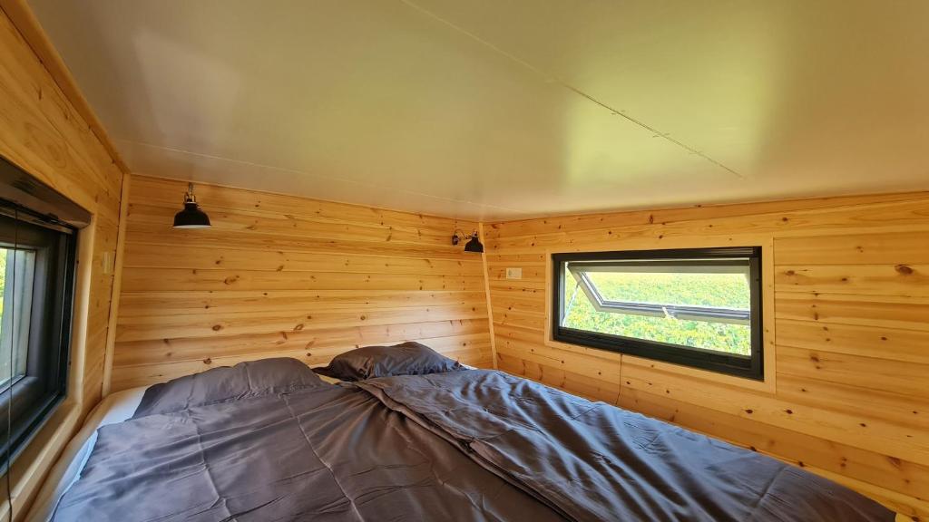 A bed or beds in a room at POP Tiny House Balaton