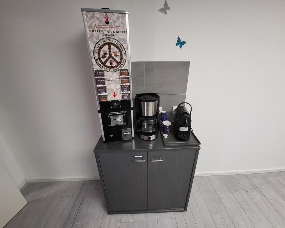 een aanrecht met een koffiezetapparaat bij Zimmerwelt-Ilsfeld in Ilsfeld