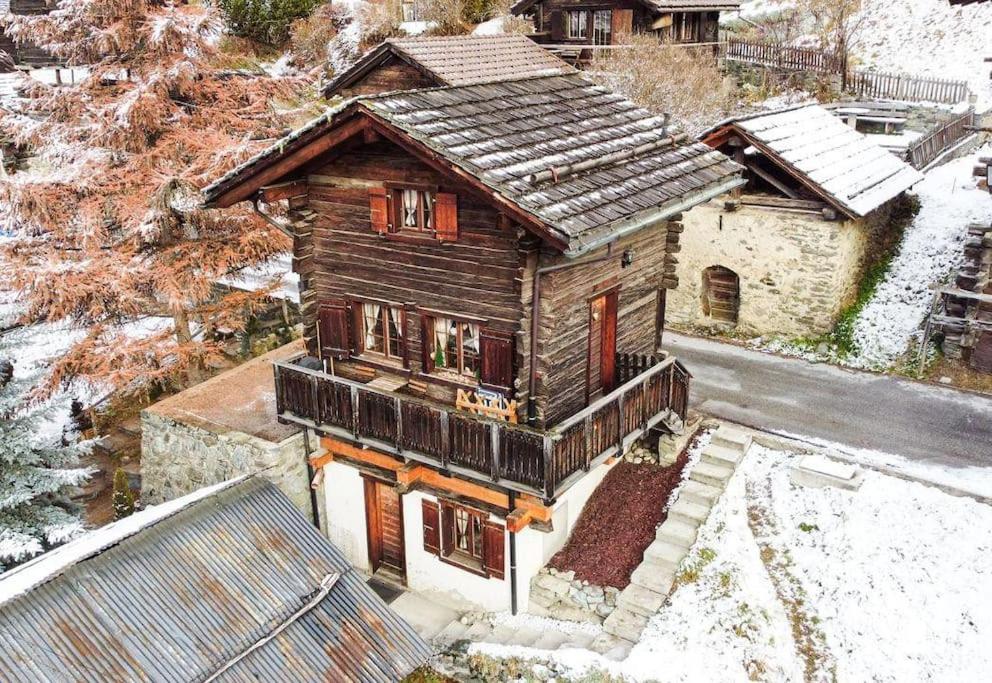 AyerにあるChalet Bella Vouarda. Cosy traditional alpine stayの雪の古木造家屋