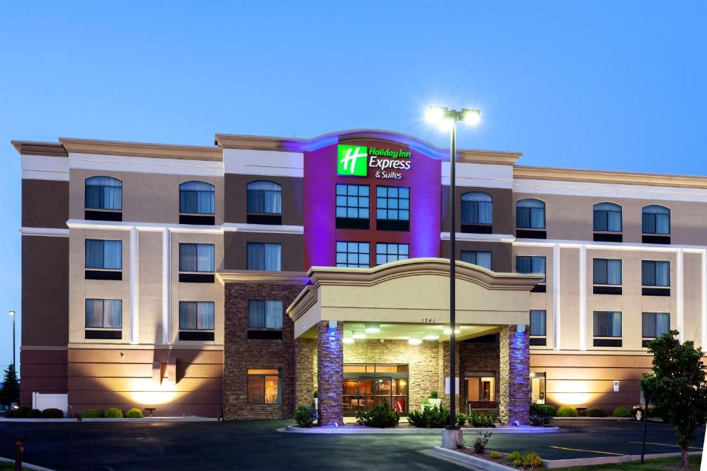 hotel z oświetlonym znakiem na górze w obiekcie Holiday Inn Express Hotel & Suites Cheyenne, an IHG Hotel w mieście Cheyenne