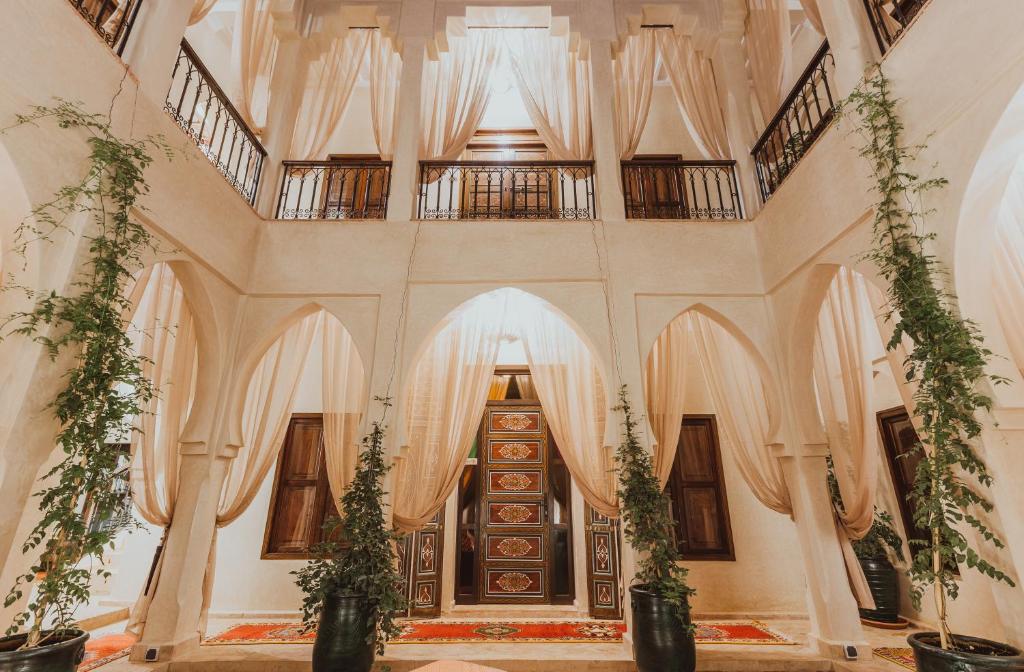 un autel de mariage dans une église avec des arbres et des fleurs dans l'établissement Riad El Hara, à Marrakech