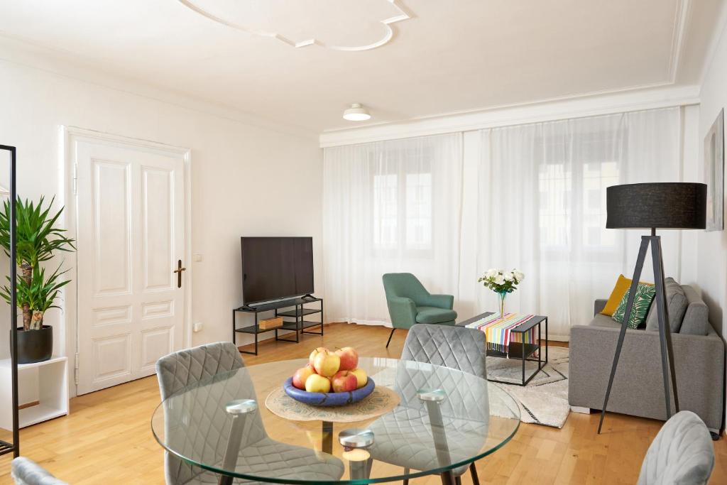 Televízia a/alebo spoločenská miestnosť v ubytovaní Apartment im Zentrum von Ried im Innkreis