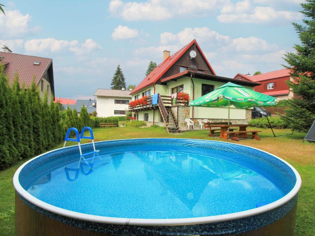 ハルラホフにあるApartment Harrachov 387 by Interhomeの家のある庭の大きなスイミングプール