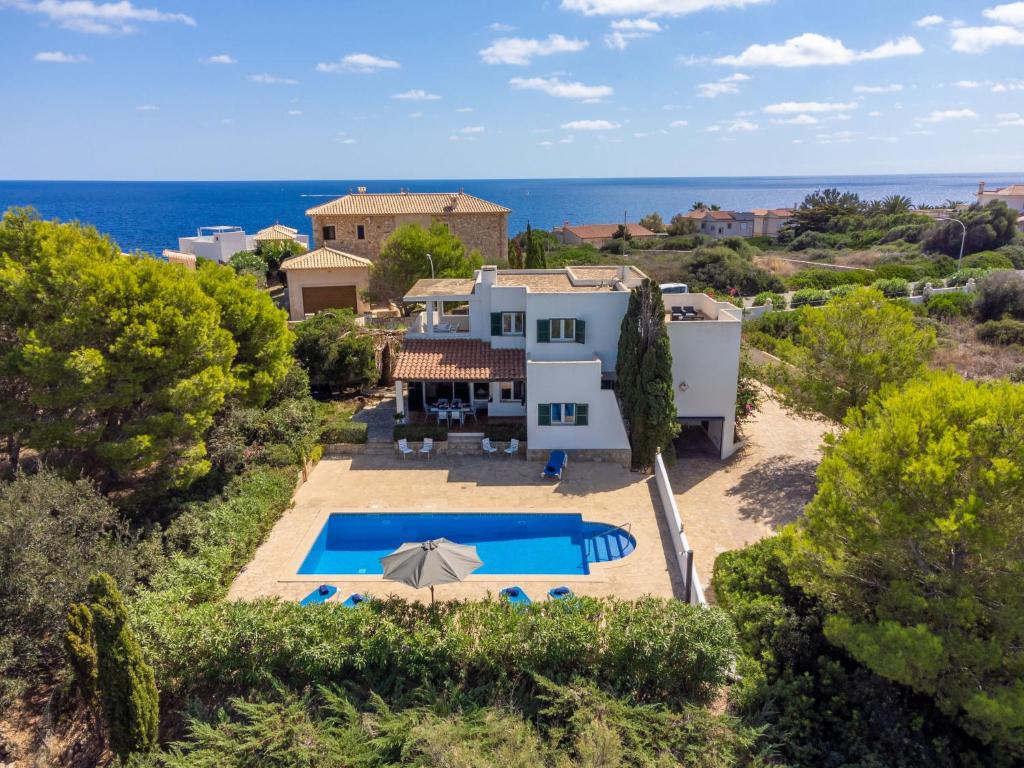 een luchtzicht op een huis met een zwembad en de oceaan bij Villa Murada Lisboa by Interhome in Cala Murada