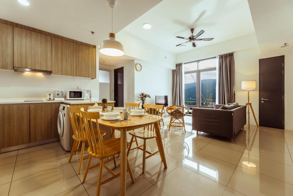 uma cozinha e sala de estar com mesa e cadeiras em Muji X Tiffany - City and Hill View 3BR at 218 Tropicana NEAR Komtar Food Heaven with Netflix & TV Box em George Town