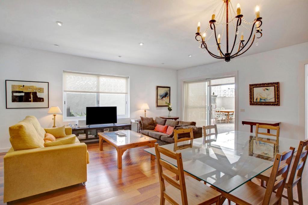 a living room with a table and a dining room at Casa Los Cipreses in Puerto de la Cruz