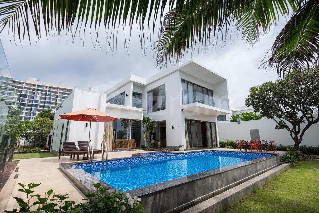 Cozrum Luxury - Aria Resort Vũng Tàu في Xã Thắng Nhứt: فيلا بمسبح امام بيت