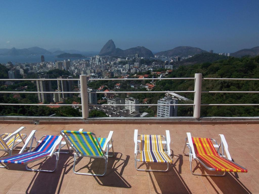um grupo de cadeiras de jardim sentadas num telhado em Pousada Favelinha no Rio de Janeiro