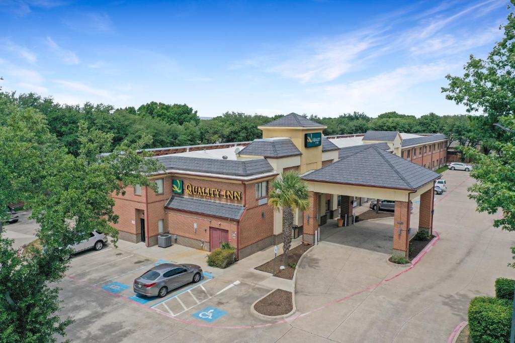 - une vue de tête sur un bâtiment avec un parking dans l'établissement Quality Inn West Plano - Dallas, à Plano