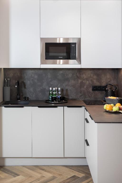 Kuchyňa alebo kuchynka v ubytovaní GLAM APARTMENTS Tęczowa 31A - Free Parking & WiFi