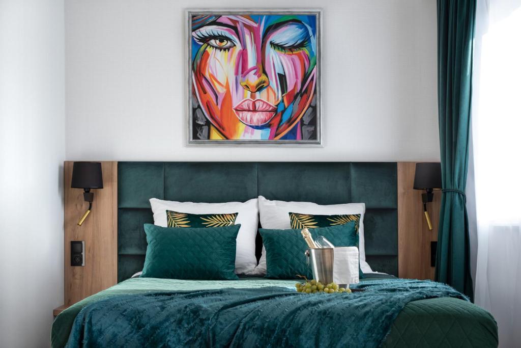 Postel nebo postele na pokoji v ubytování GLAM APARTMENTS Tęczowa 31A - Free Parking & WiFi