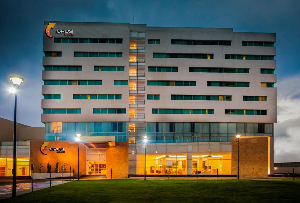 un bâtiment avec un panneau csx sur son côté dans l'établissement Hotel Opus Grand Toluca Aeropuerto, à Toluca
