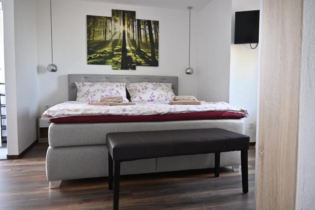 - une chambre avec un lit et un banc à côté dans l'établissement Studio Edeltraud zentral, à Wernigerode