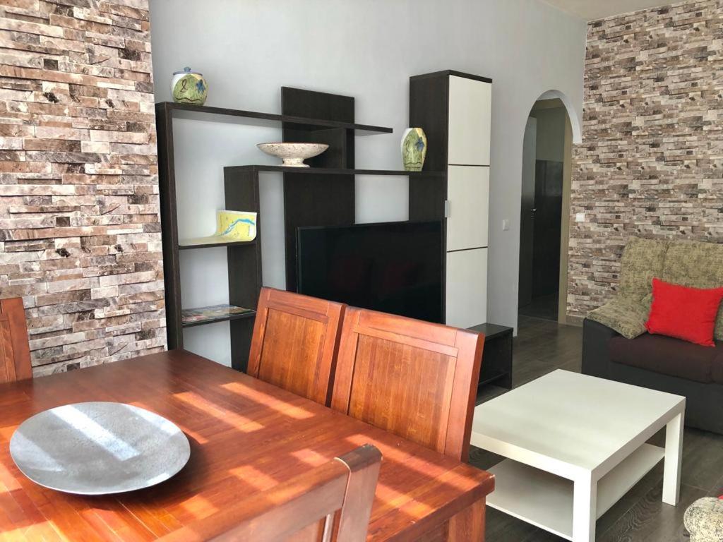 uma sala de estar com uma mesa e um sofá em Los Soportales em Soria