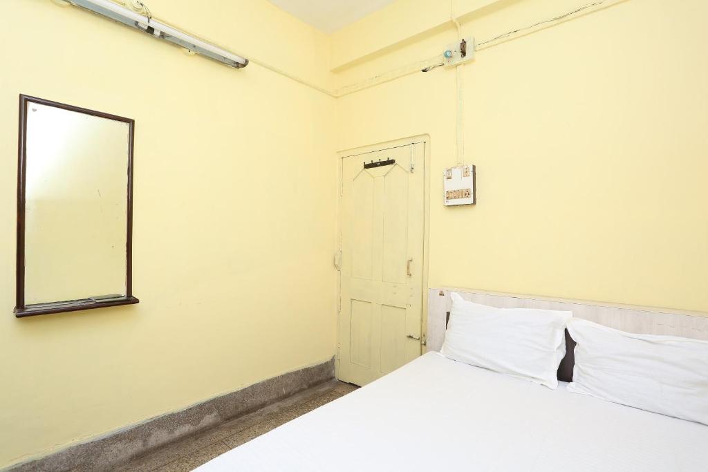 Postel nebo postele na pokoji v ubytování Hotel O Surya