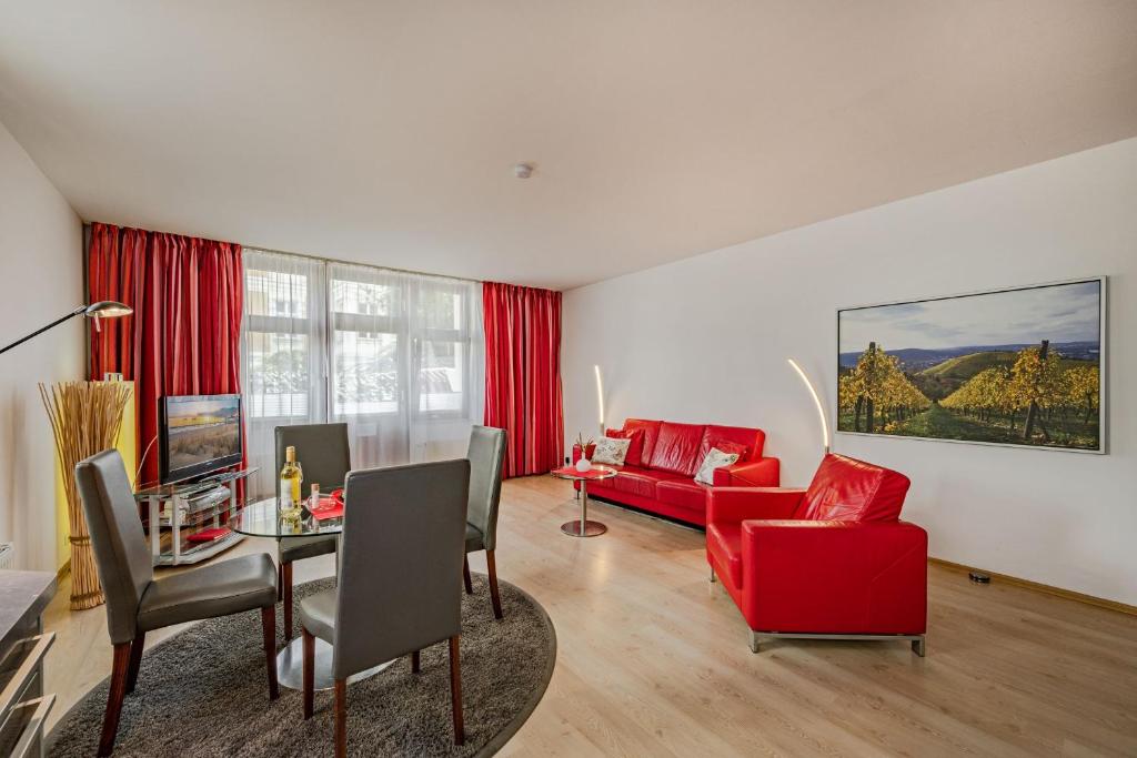 un salon avec un canapé rouge et une table dans l'établissement Villa Medici 10 a, à Ahlbeck