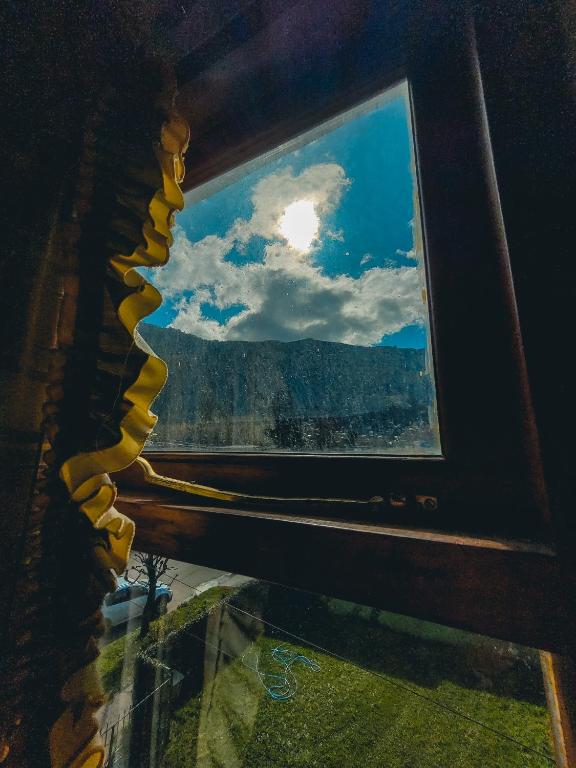 una ventana con vistas al cielo en La Vista Monoambiente CENTRO en San Martín de los Andes