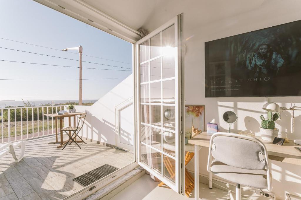 Un balcon sau o terasă la Best Houses 26: Baleal Beach Front Retreat