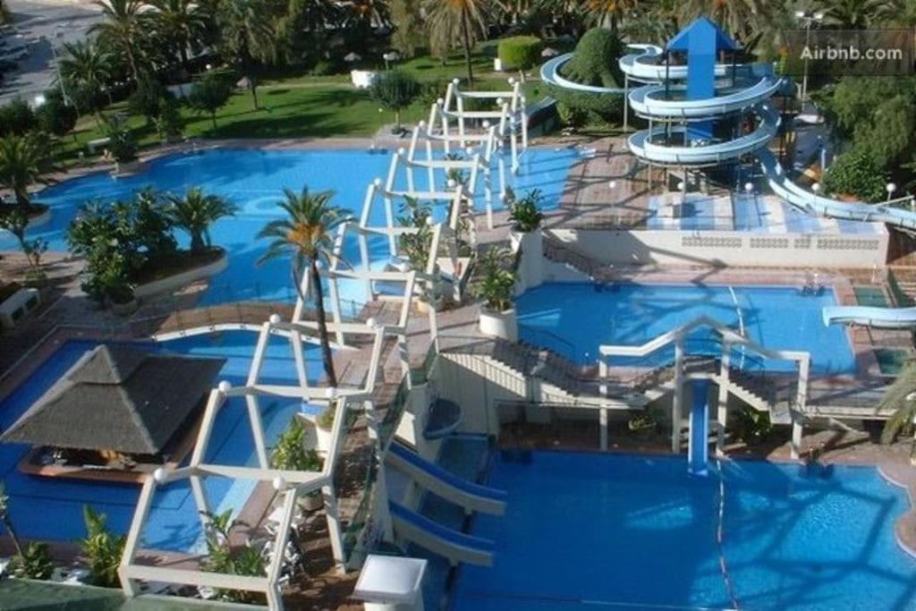 widok na park wodny ze zjeżdżalniami w obiekcie LUX. FRONTBEACH-TERRACE. 5 POOLS.TV. 2 A.C.NETFLIX w mieście Benalmádena